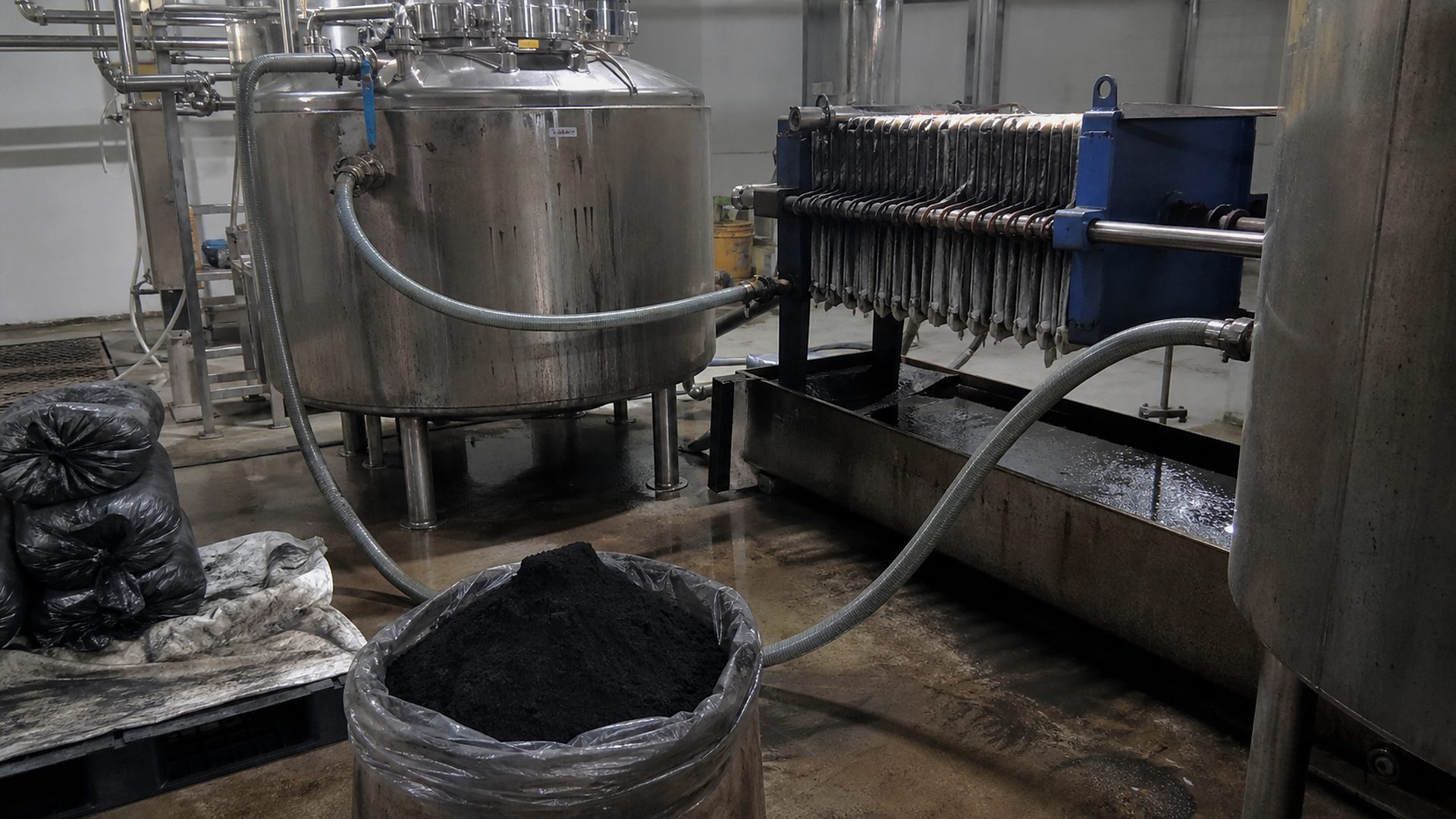 Process liquid decolorization atmosphere with dosing and filtration equipment
